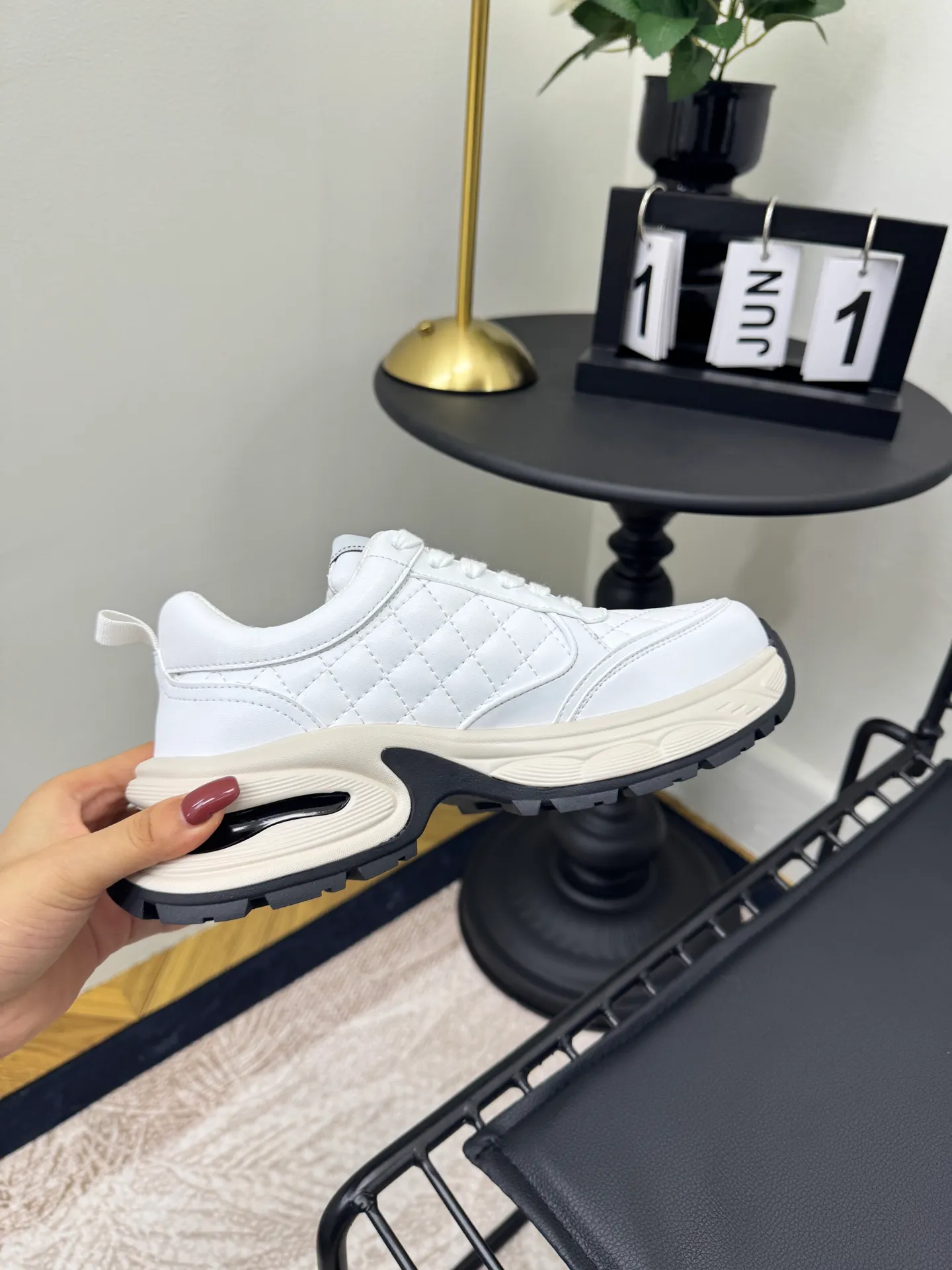 Men's men's shoes pP660! Size: 35-41 Chanel 25C new Chanel sports and casual shoes. Versatile white shoes. You can’t go wrong with the styles. The contrasting colors are full of vitality. The logo embossed on the side is very delicate on the feet. The upper is made of original customized materials. The original outsole.